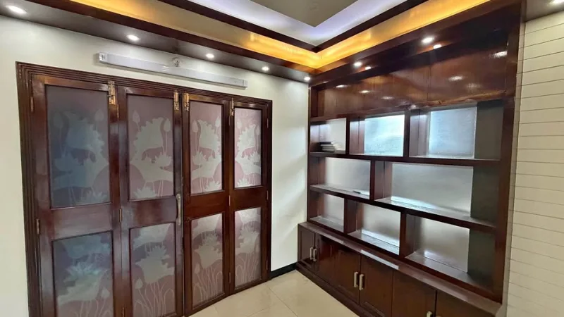 Flat for Sell, at Prime location of Middle Baily Road